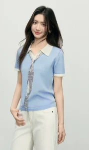 Printed Scarf Polo Ice‑Silk Short‑Sleeve Knit Top Short‑sleeve ice‑silk knit top with polo collar & decorative printed scarf detailPolo 领冰丝针织短袖上衣,搭配装饰印花丝巾设计