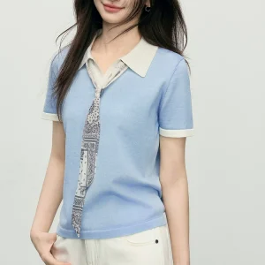 Short‑sleeve ice‑silk knit top with polo collar & decorative printed scarf detail Polo 领冰丝针织短袖上衣,搭配装饰印花丝巾设计